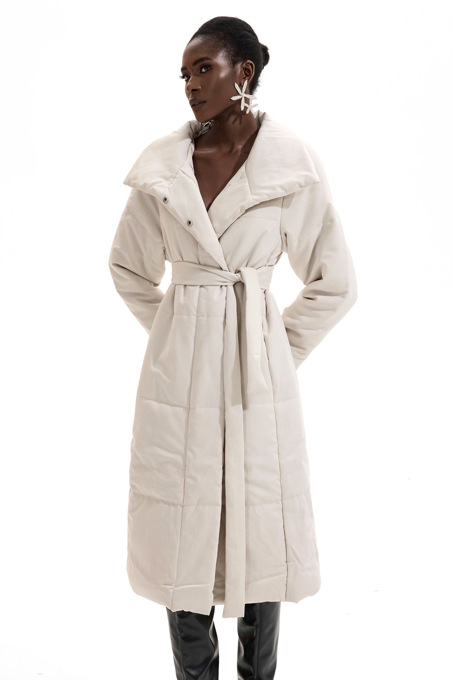 Abrigo acolchado liso de manga larga y cuello alto 