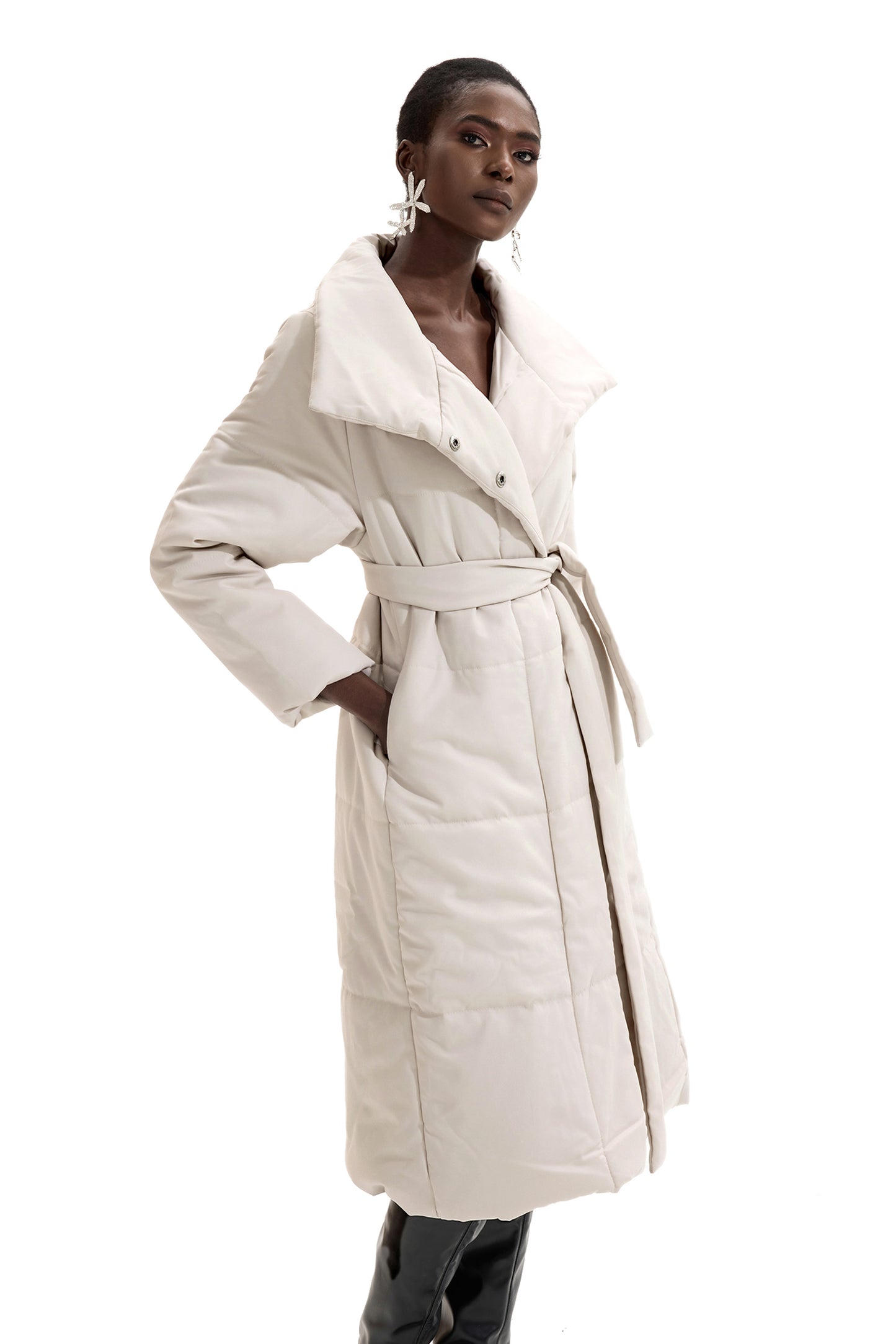 Abrigo acolchado liso de manga larga y cuello alto 