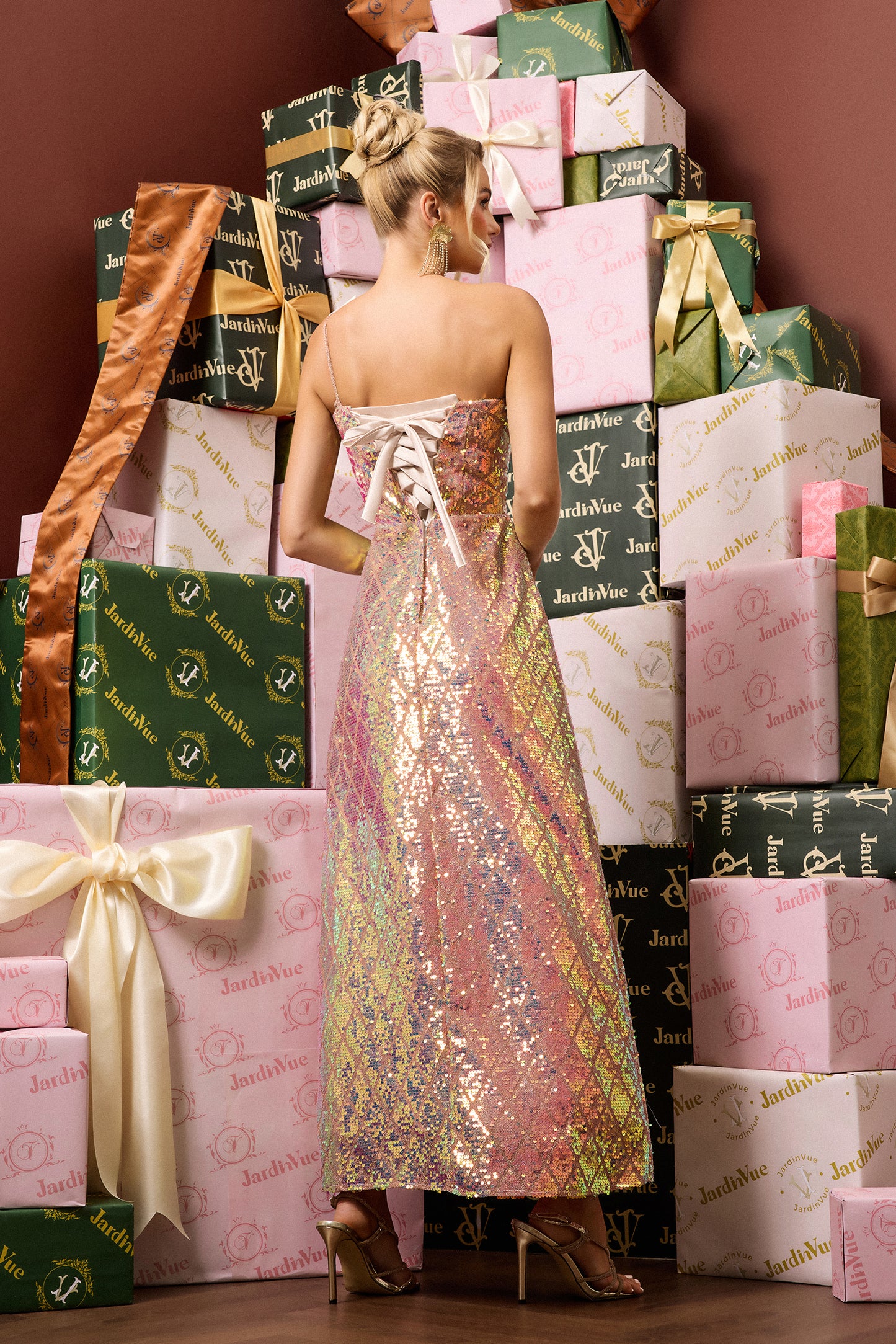 Vestido midi sin mangas con lazo y lentejuelas 