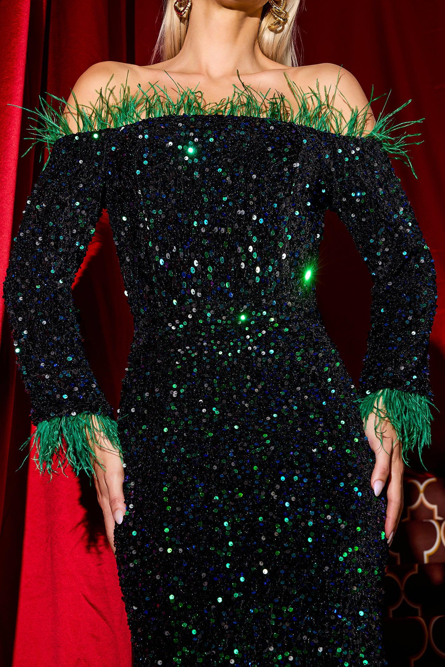 Vestido midi de terciopelo con lentejuelas y plumas 