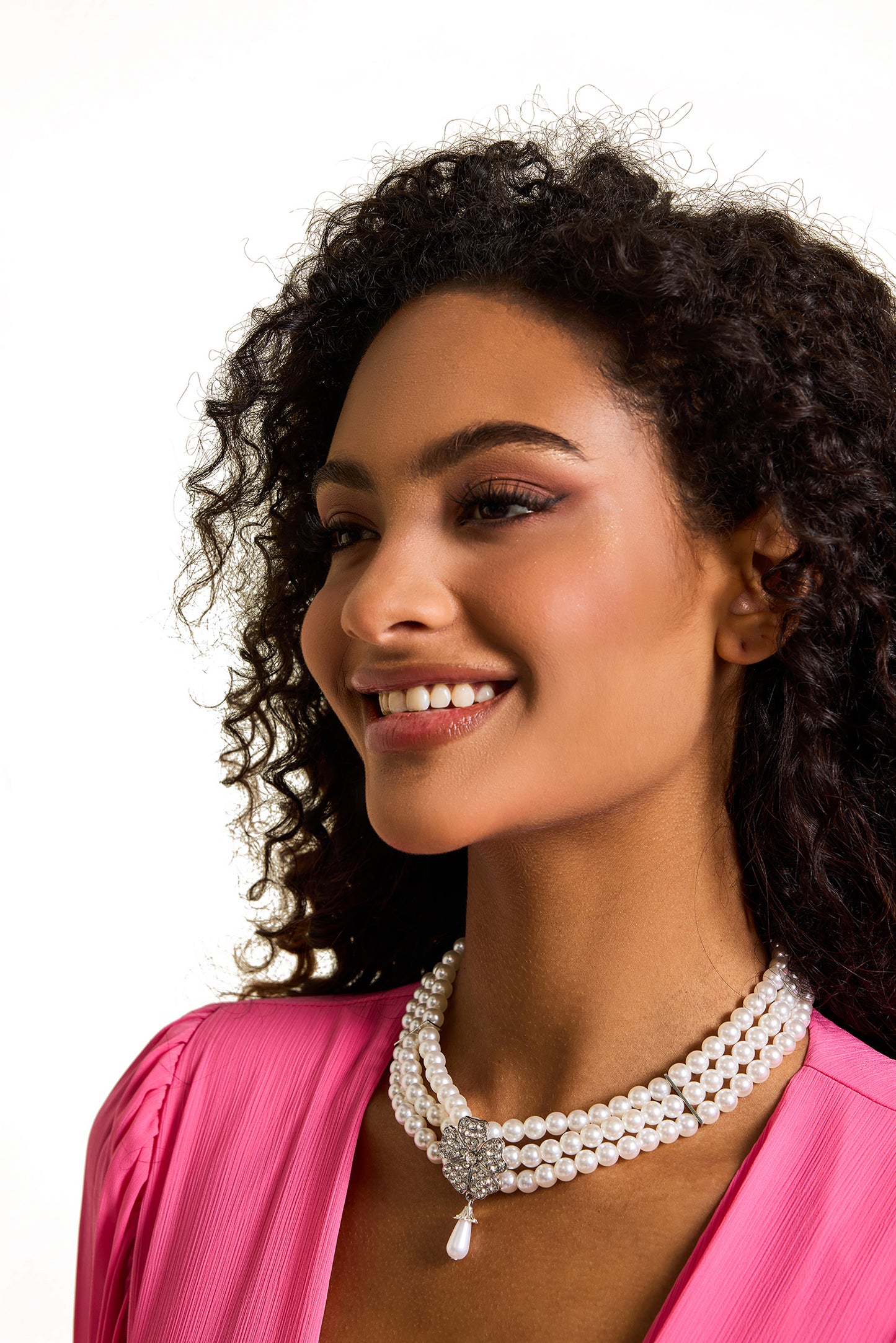 Gargantilla con forma de flor de diamante sintético y perla sintética 