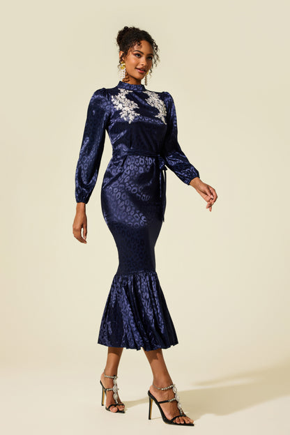 Vestido midi con estampado de leopardo bordado 