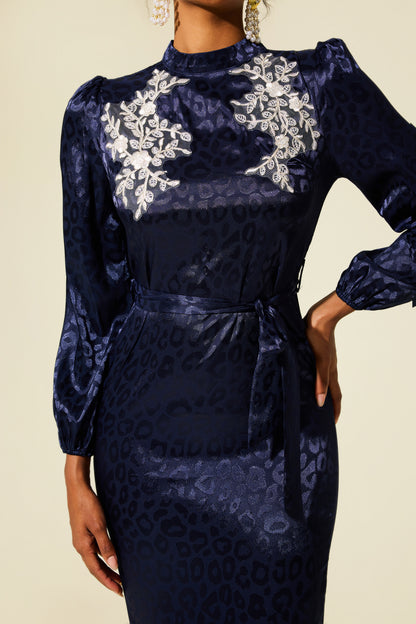 Vestido midi con estampado de leopardo bordado 