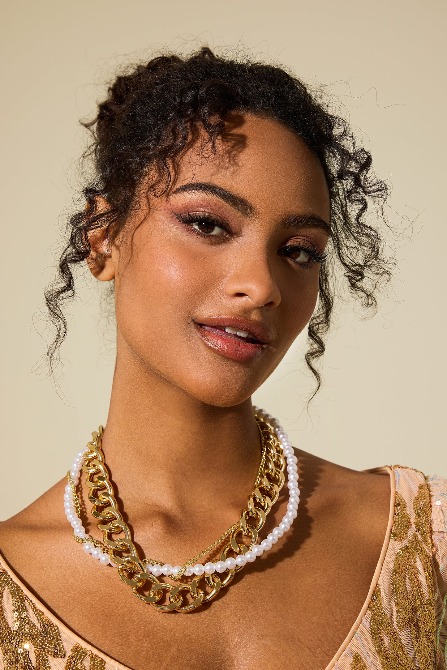 Collar multicapa con cadena de metal y perlas de imitación 