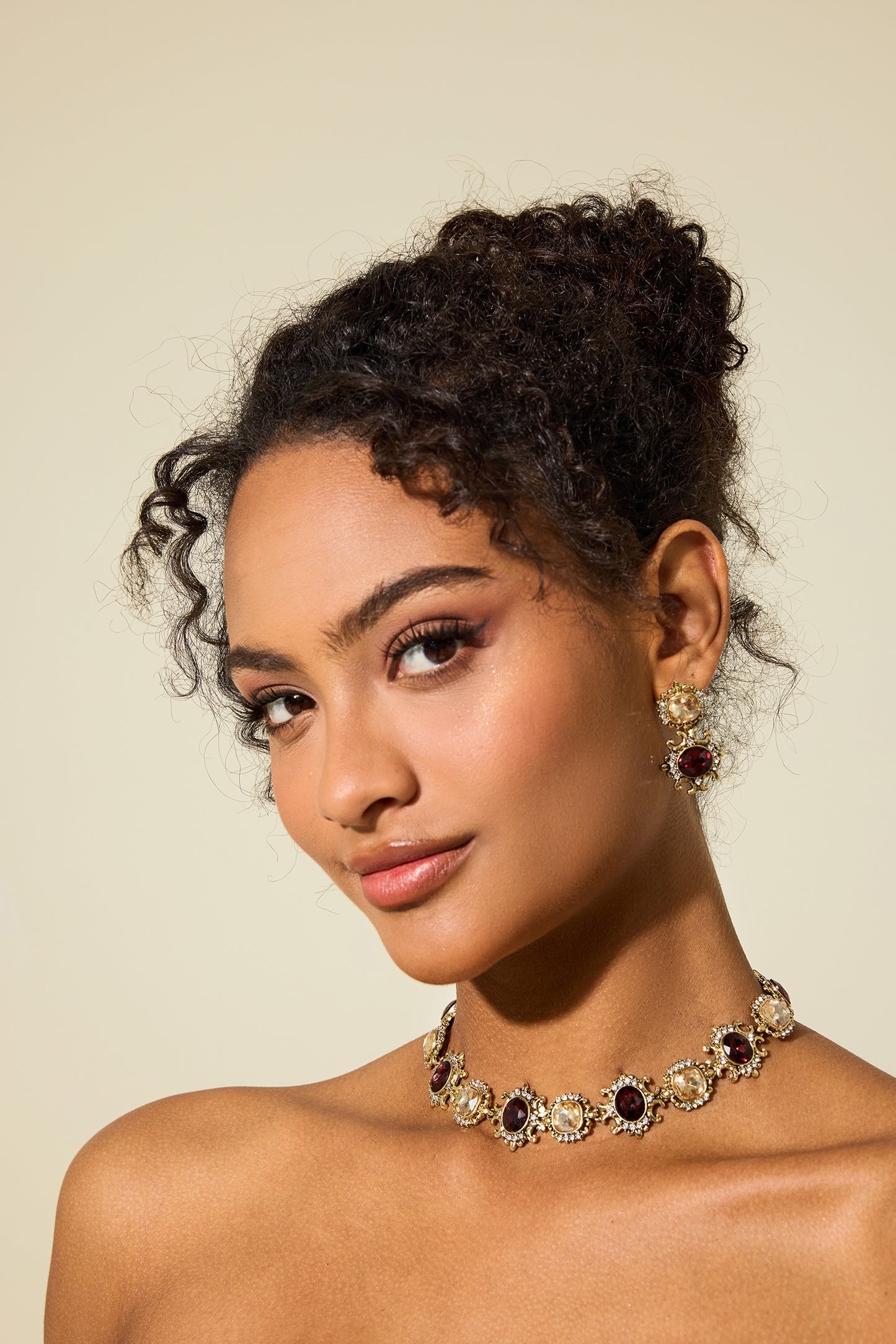 Conjunto de gargantilla y pendientes de botón con diamantes de imitación y piedras preciosas 