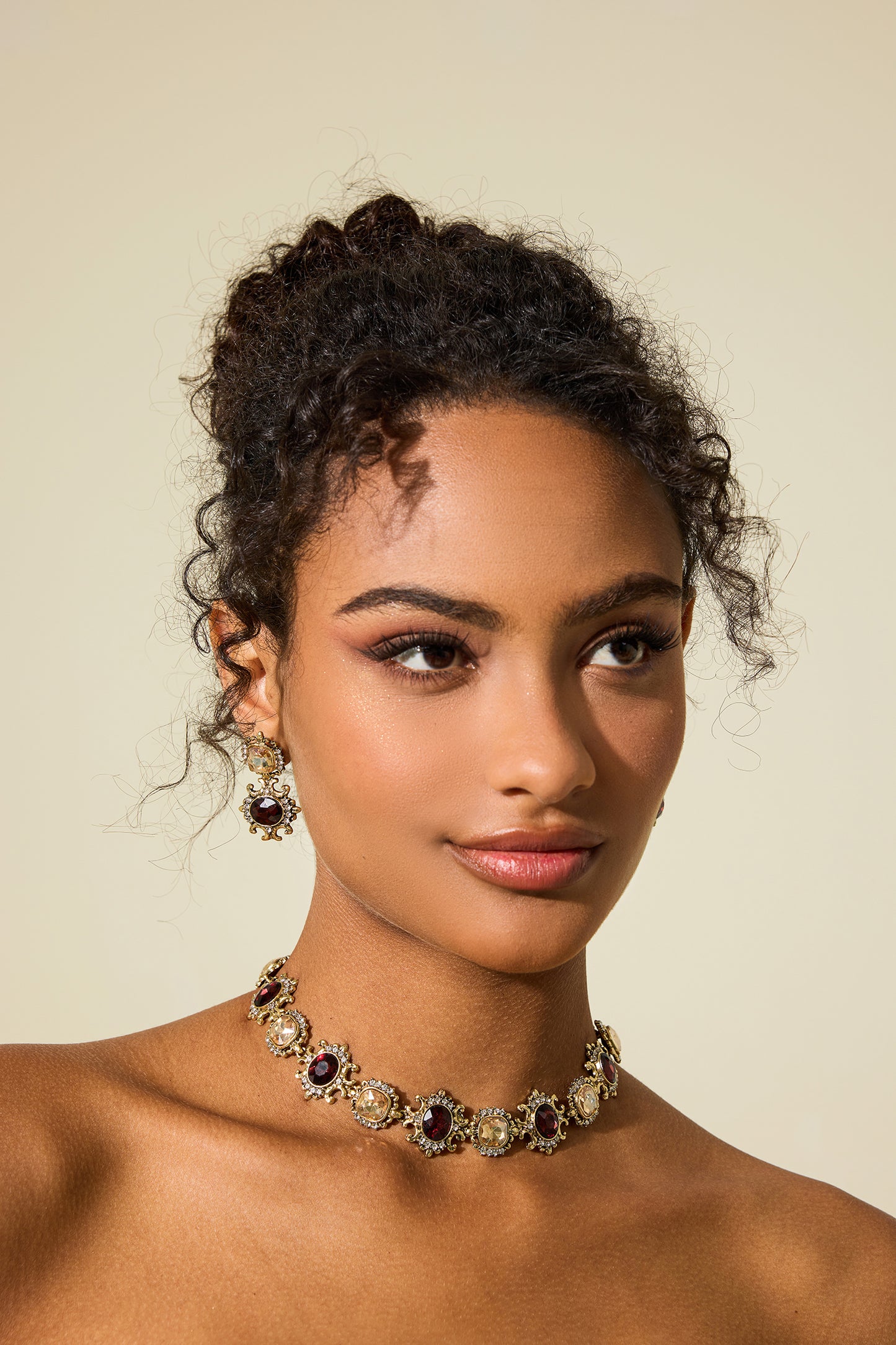 Conjunto de gargantilla y pendientes de botón con diamantes de imitación y piedras preciosas 