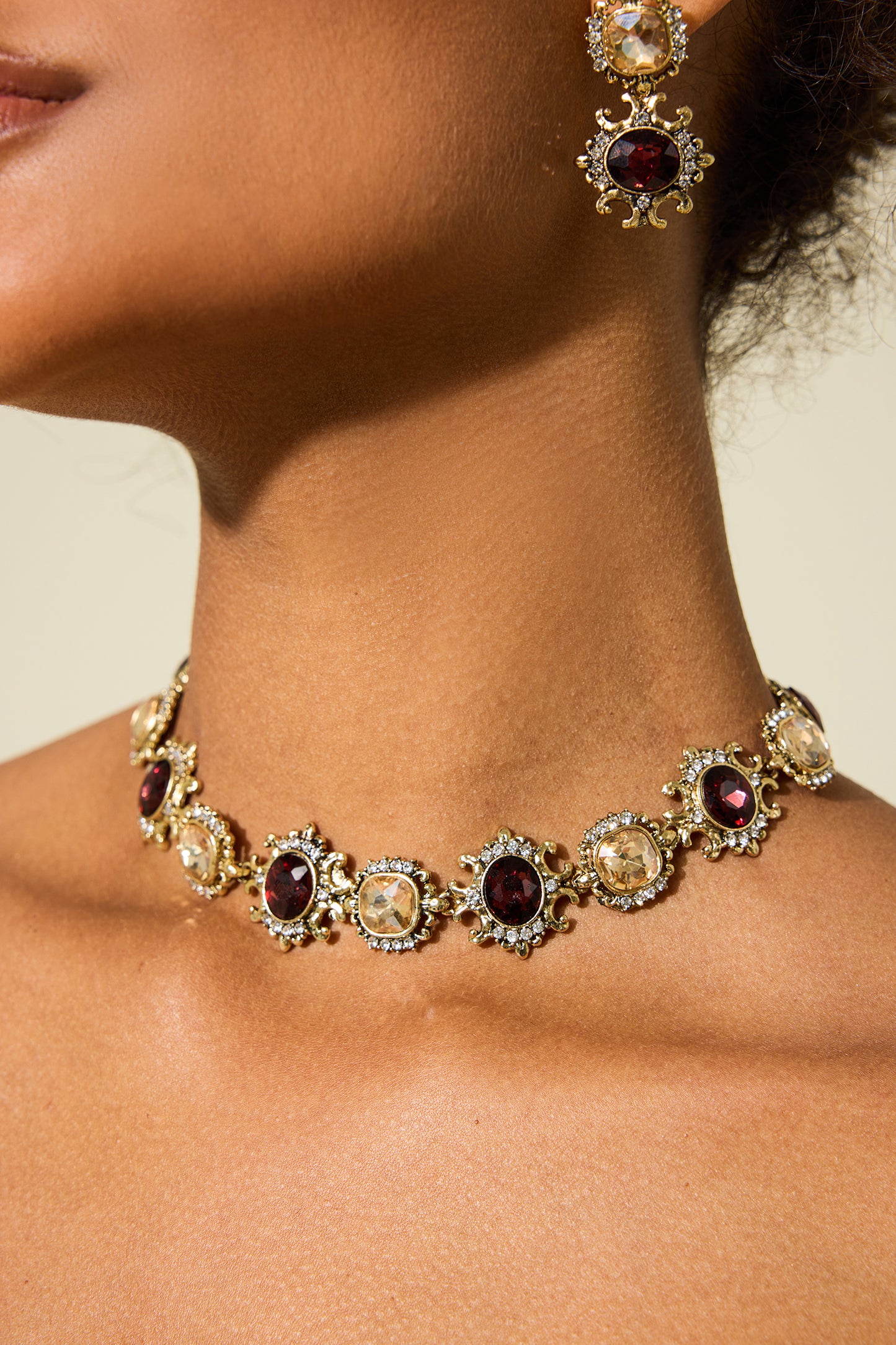 Conjunto de gargantilla y pendientes de botón con diamantes de imitación y piedras preciosas 