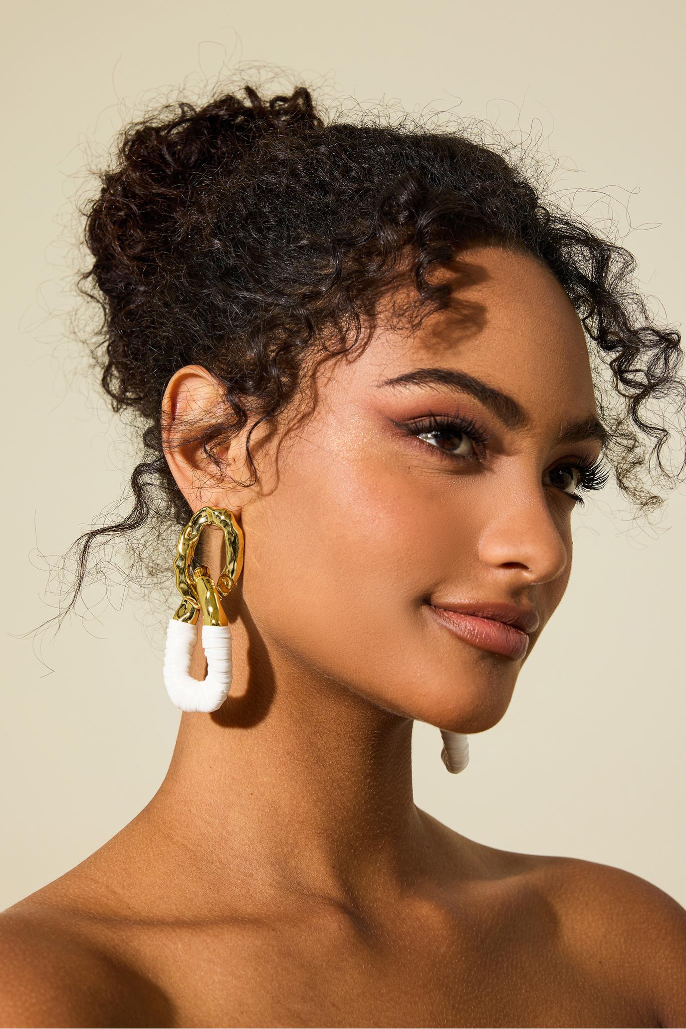 Pendientes colgantes de metal ovalado con contraste de color 