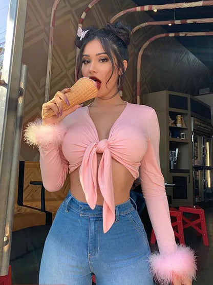 2025 Tops cortos sexys de manga larga con cuello en V y piel, estilo vendaje envolvente, ropa de calle para mujer, trajes de fiesta para club, camisetas para otoño e invierno