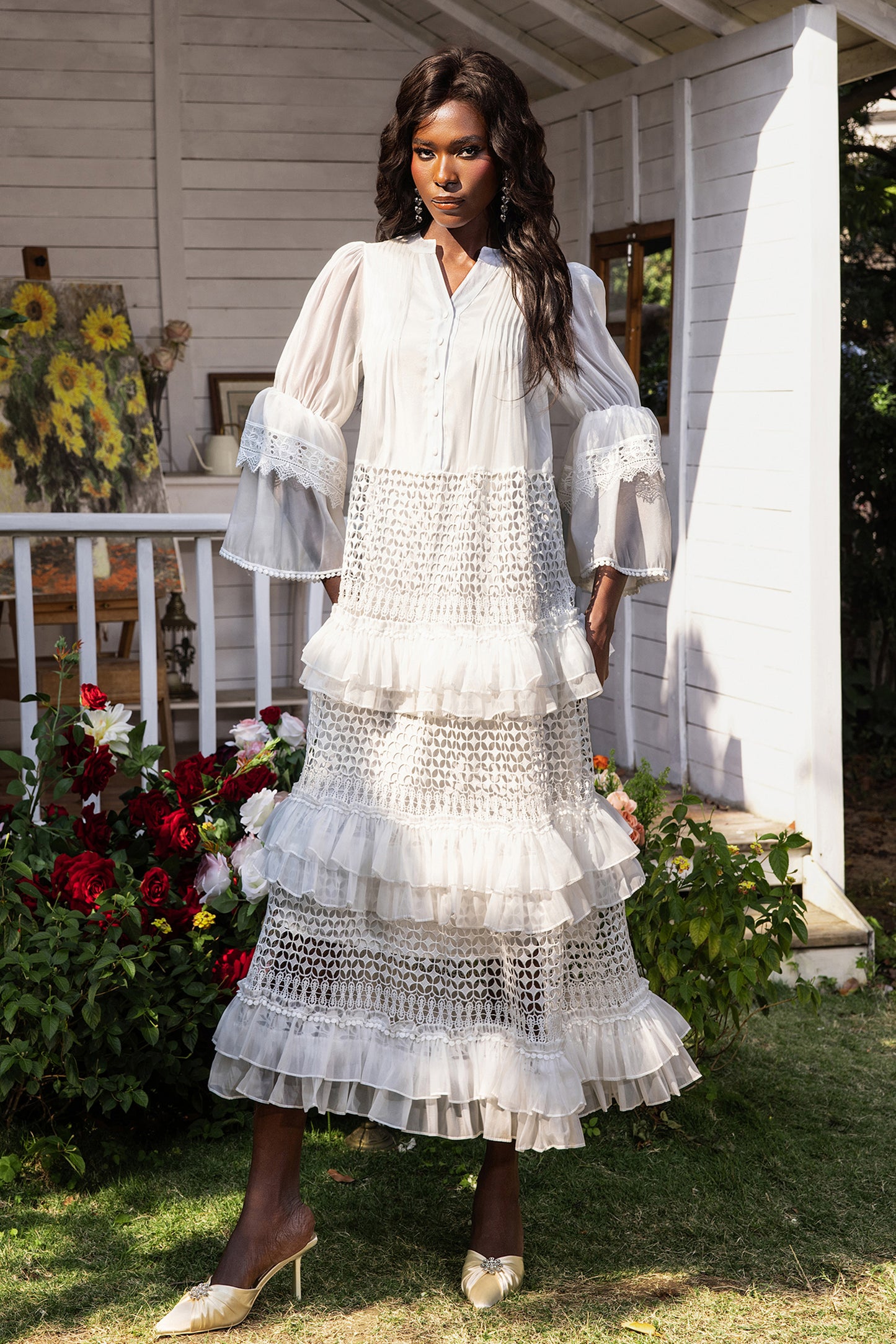 Vestido midi de encaje con volantes y mangas acampanadas 