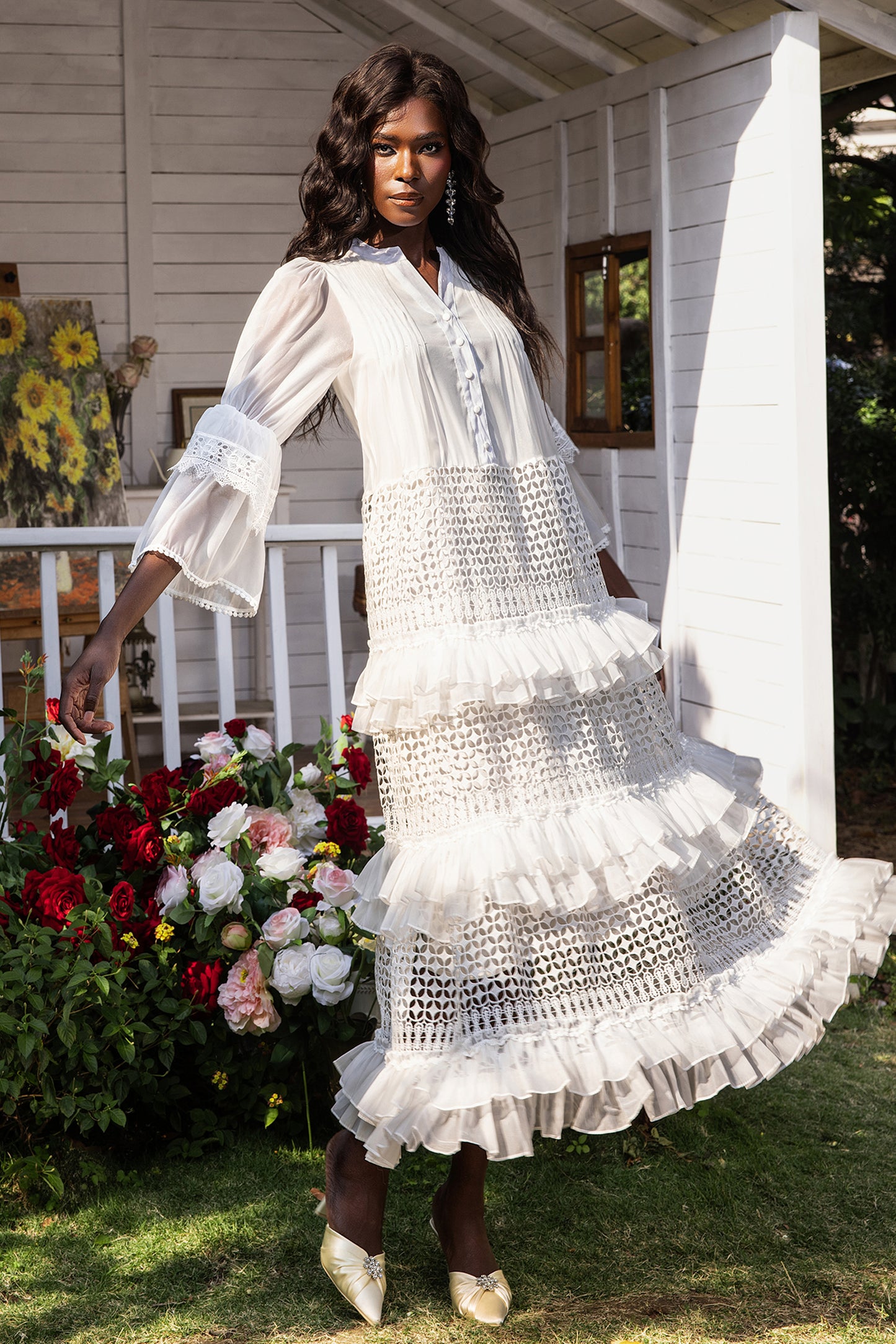 Vestido midi de encaje con volantes y mangas acampanadas 