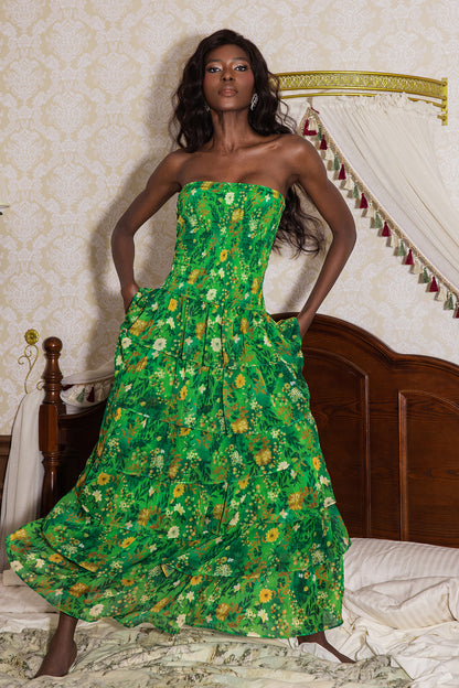 Vestido largo fruncido sin tirantes y con capas 