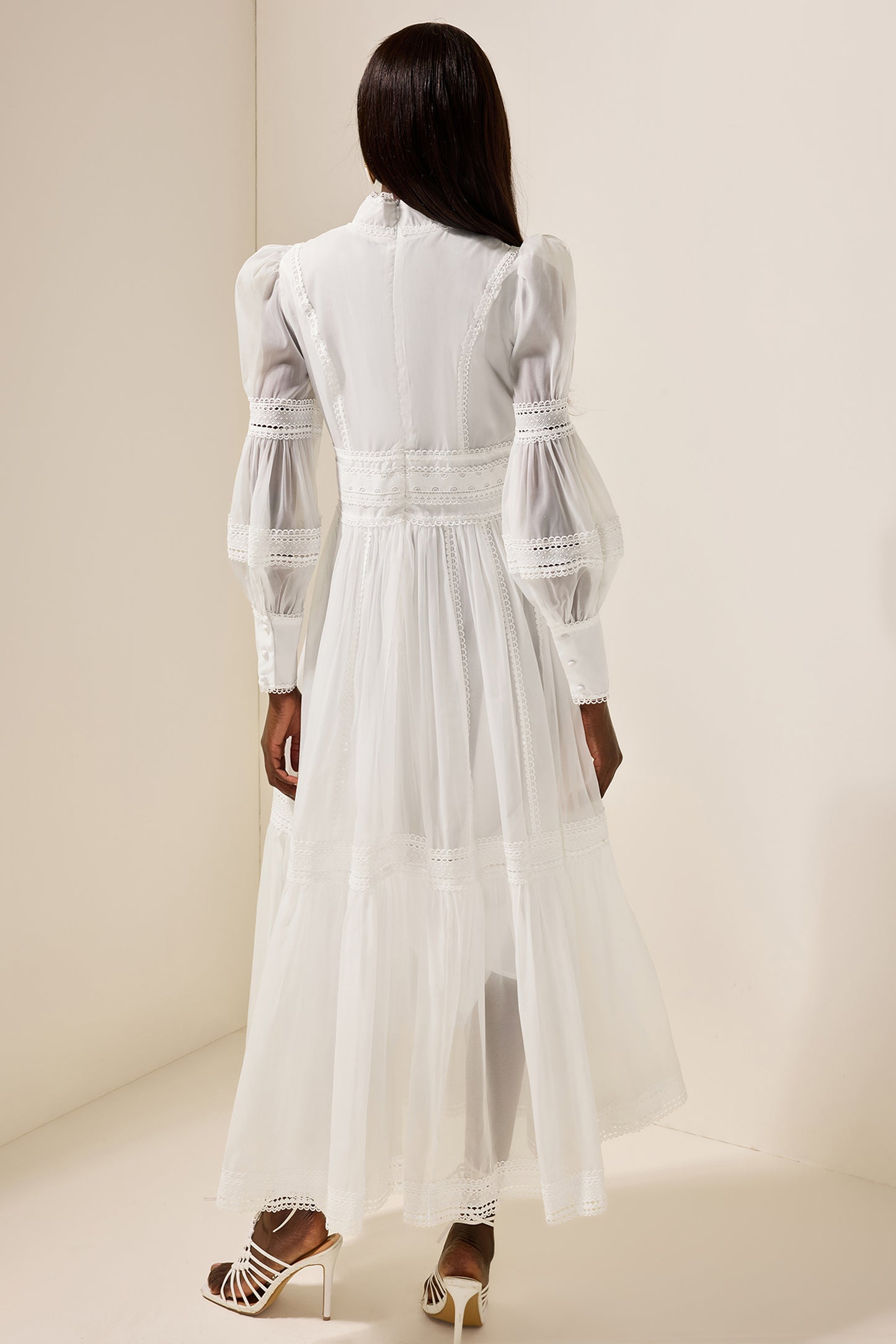 Vestido midi de encaje con mangas abullonadas y cuello alto 