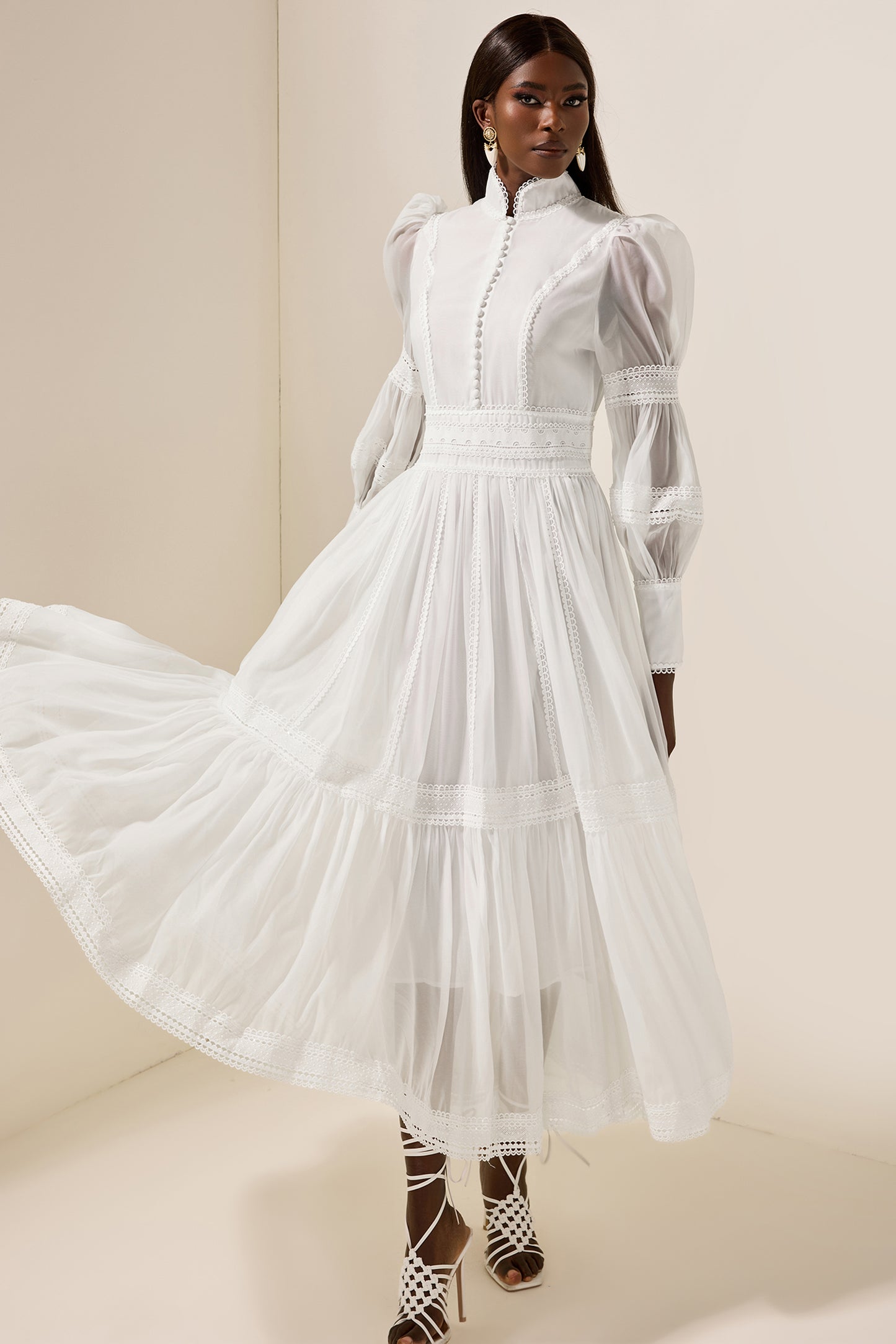 Vestido midi de encaje con mangas abullonadas y cuello alto 