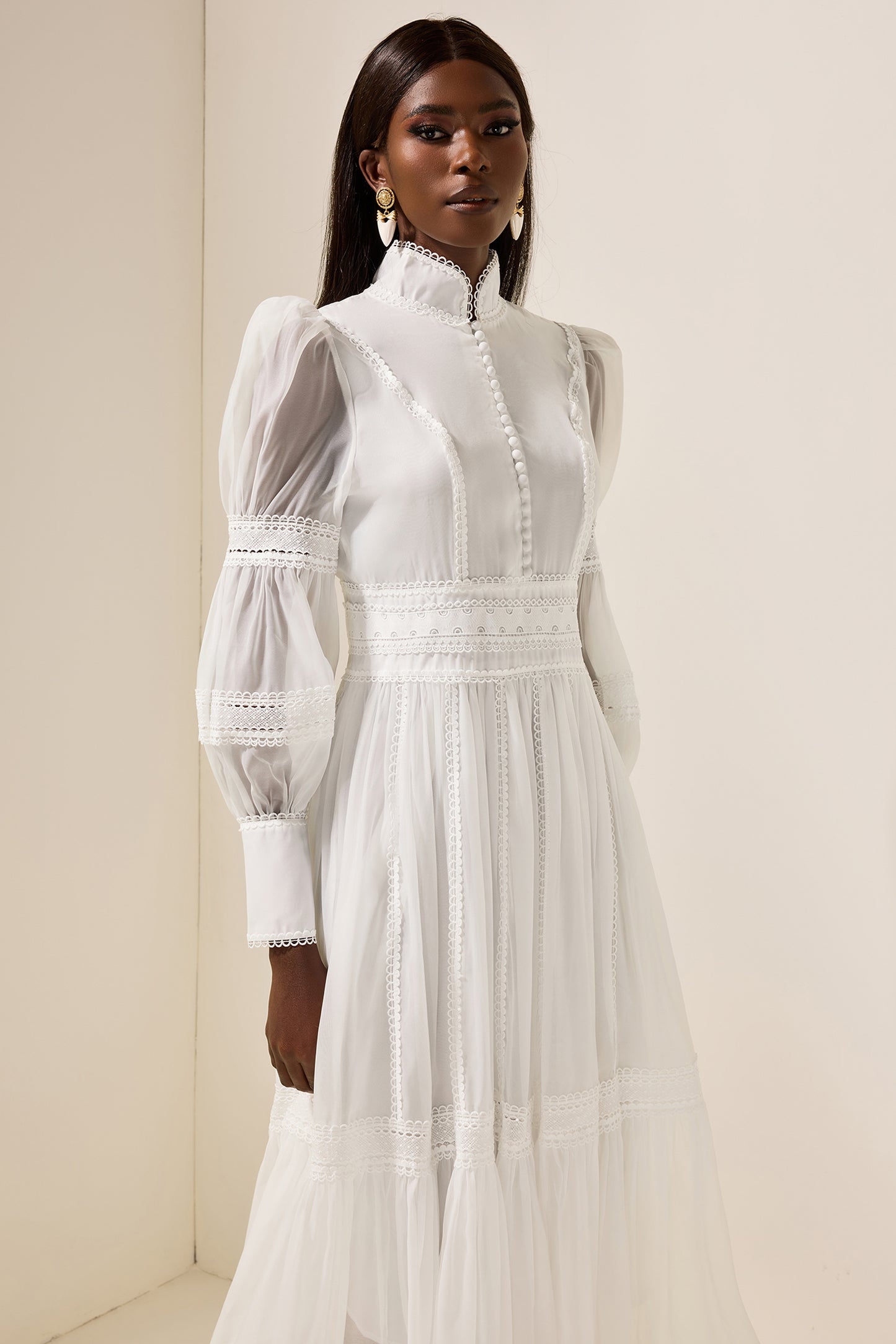 Vestido midi de encaje con mangas abullonadas y cuello alto 