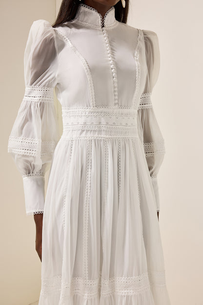 Vestido midi de encaje con mangas abullonadas y cuello alto 