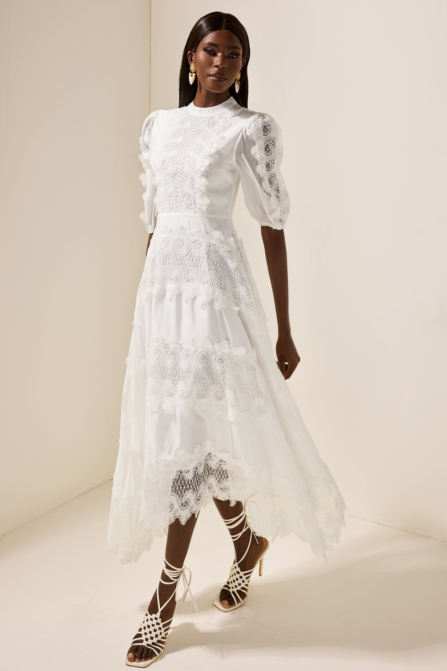 Vestido midi de encaje con cuello redondo y mangas abullonadas 