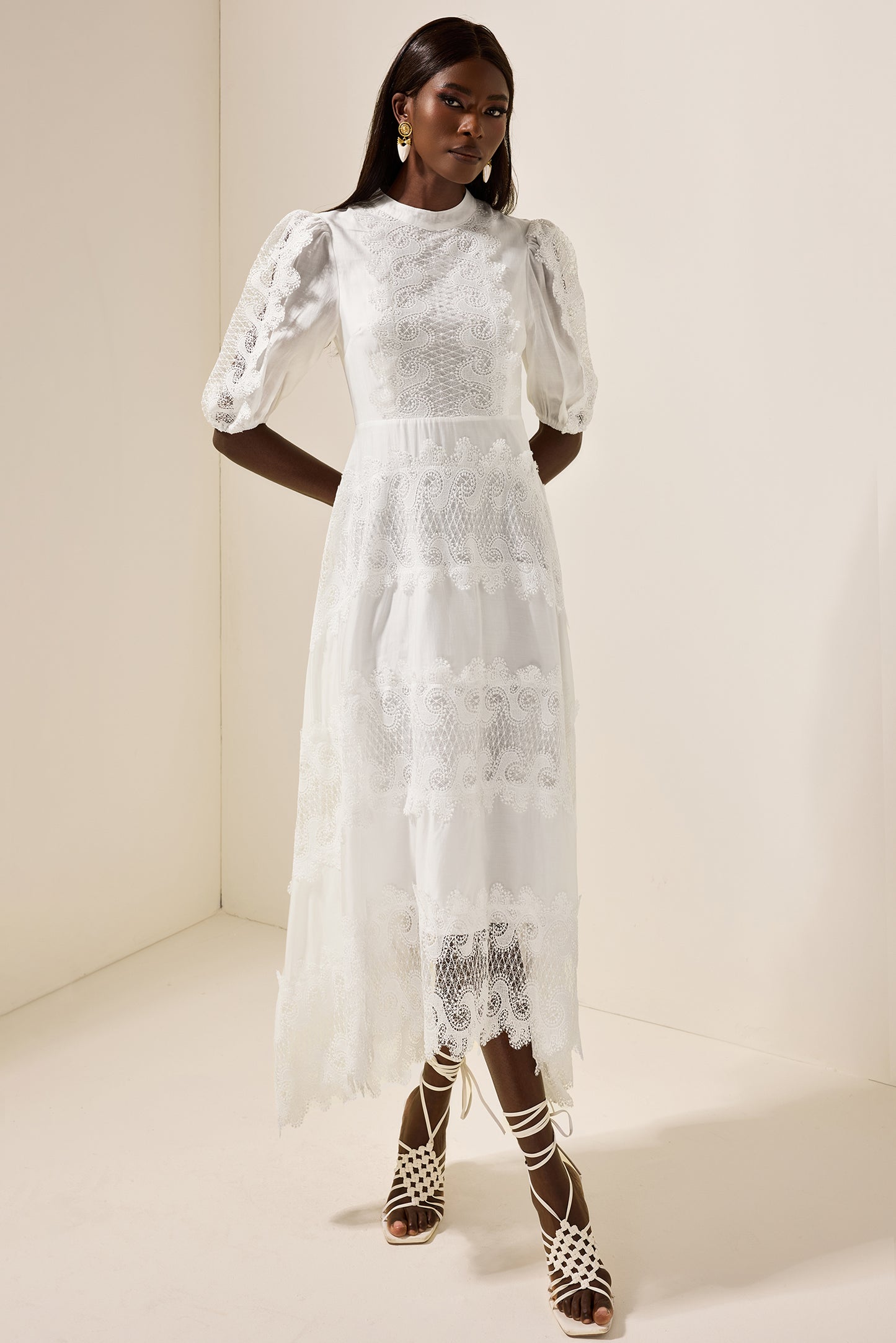 Vestido midi de encaje con cuello redondo y mangas abullonadas 