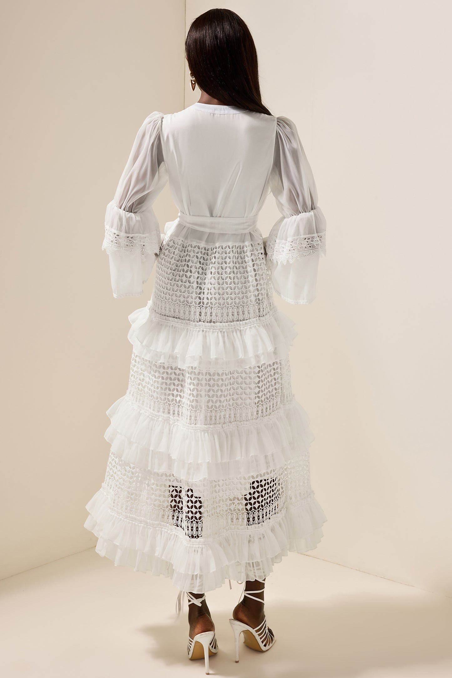 Vestido midi de encaje con volantes y mangas acampanadas 