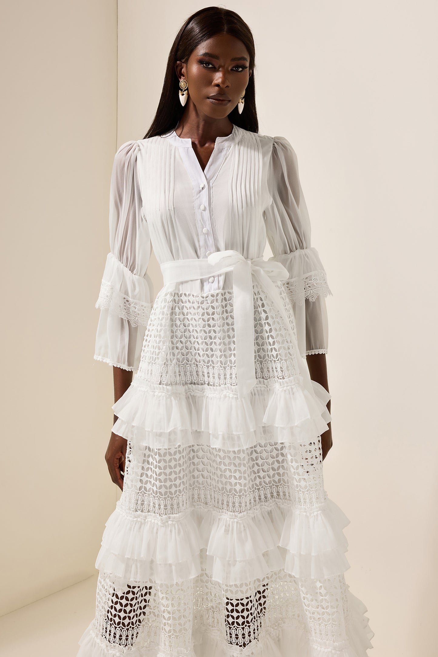 Vestido midi de encaje con volantes y mangas acampanadas 