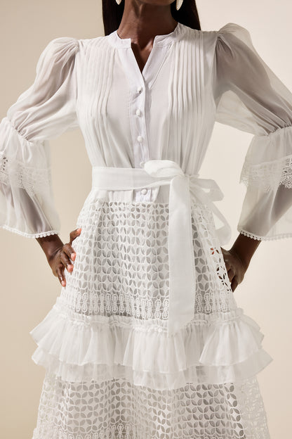 Vestido midi de encaje con volantes y mangas acampanadas 