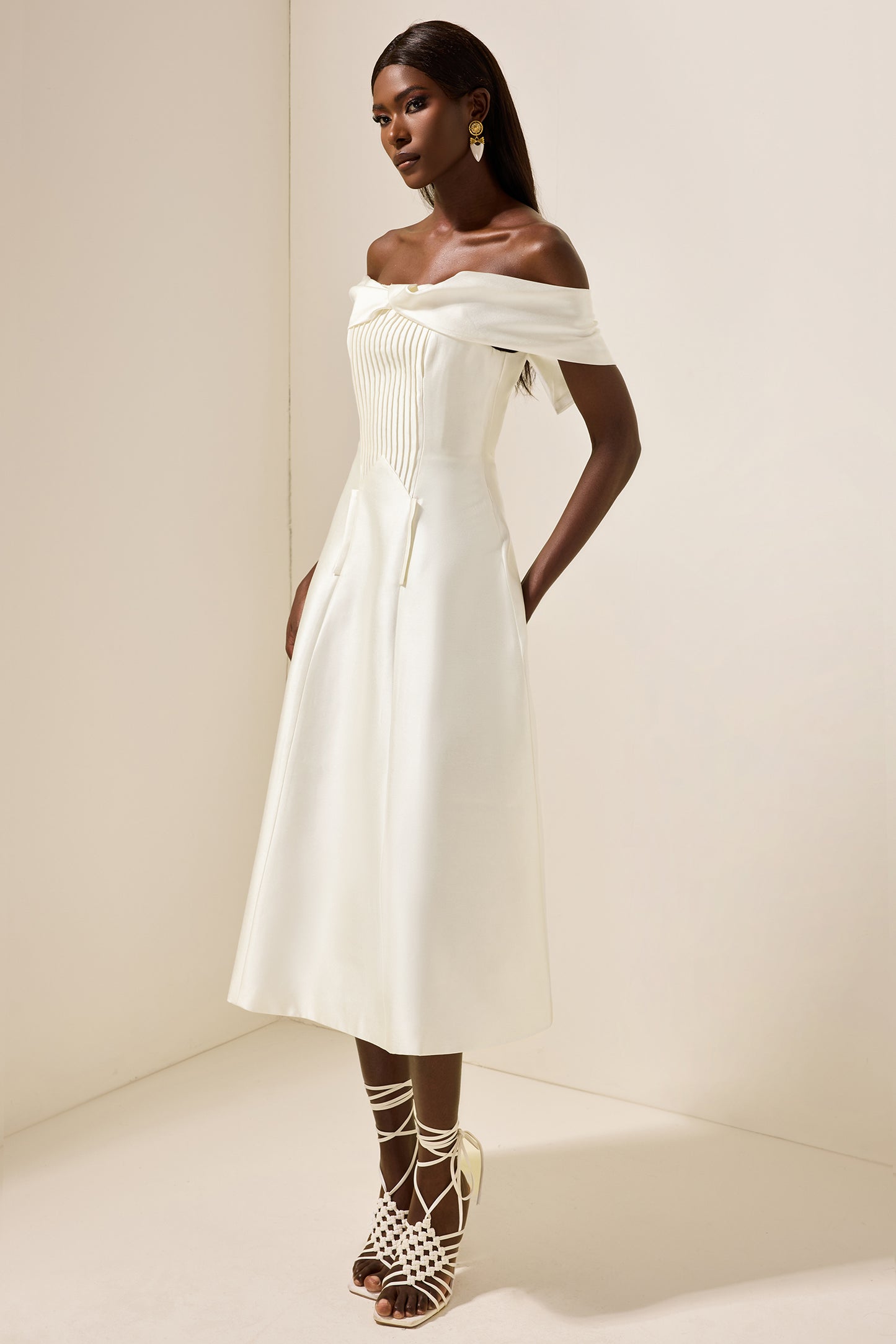 Vestido midi liso plisado con nudo 