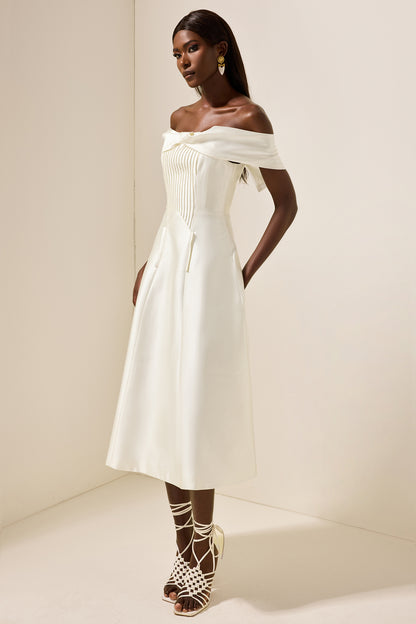 Vestido midi liso plisado con nudo 