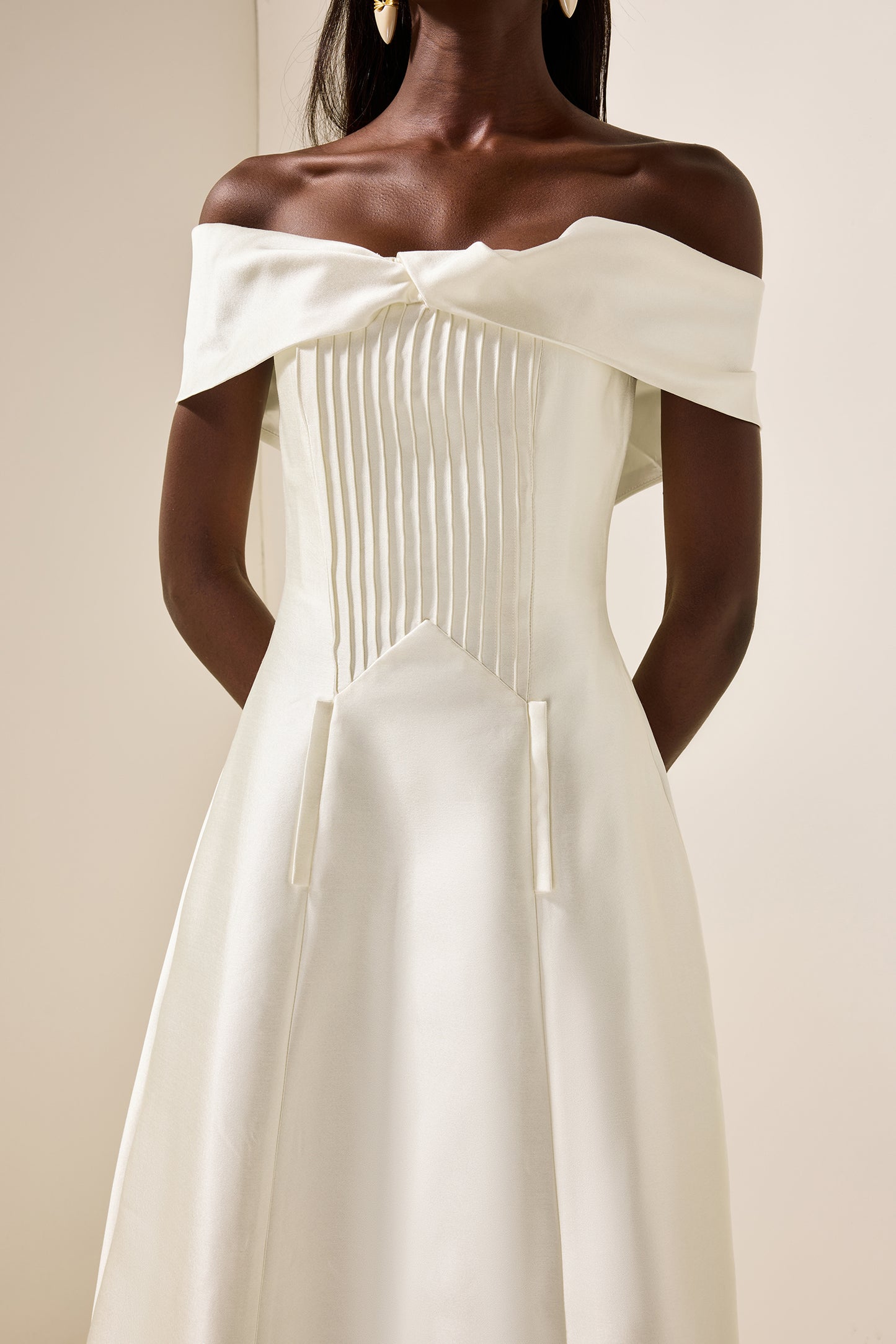 Vestido midi liso plisado con nudo 