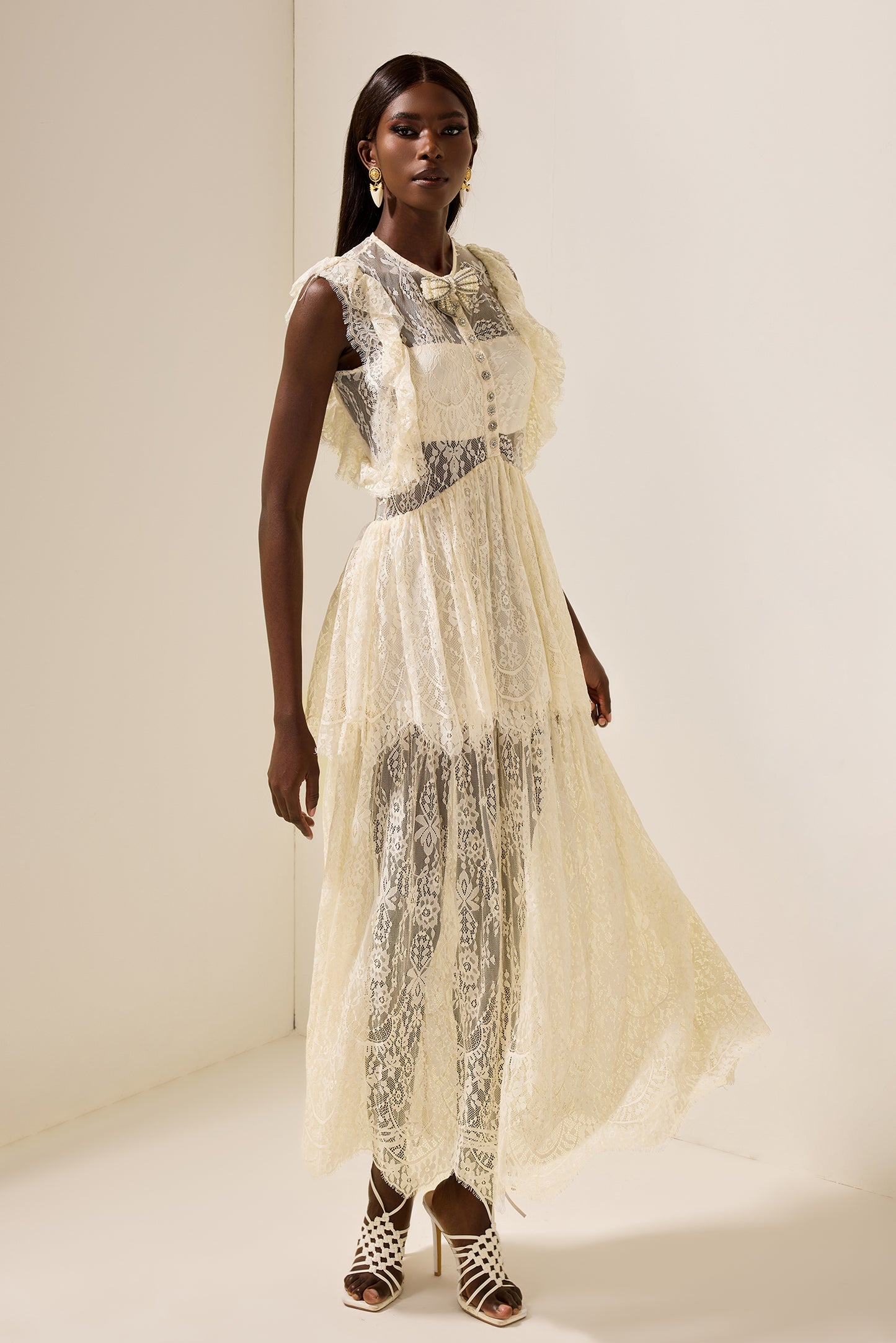 Vestido midi de cuello redondo con volantes y lazo de encaje 