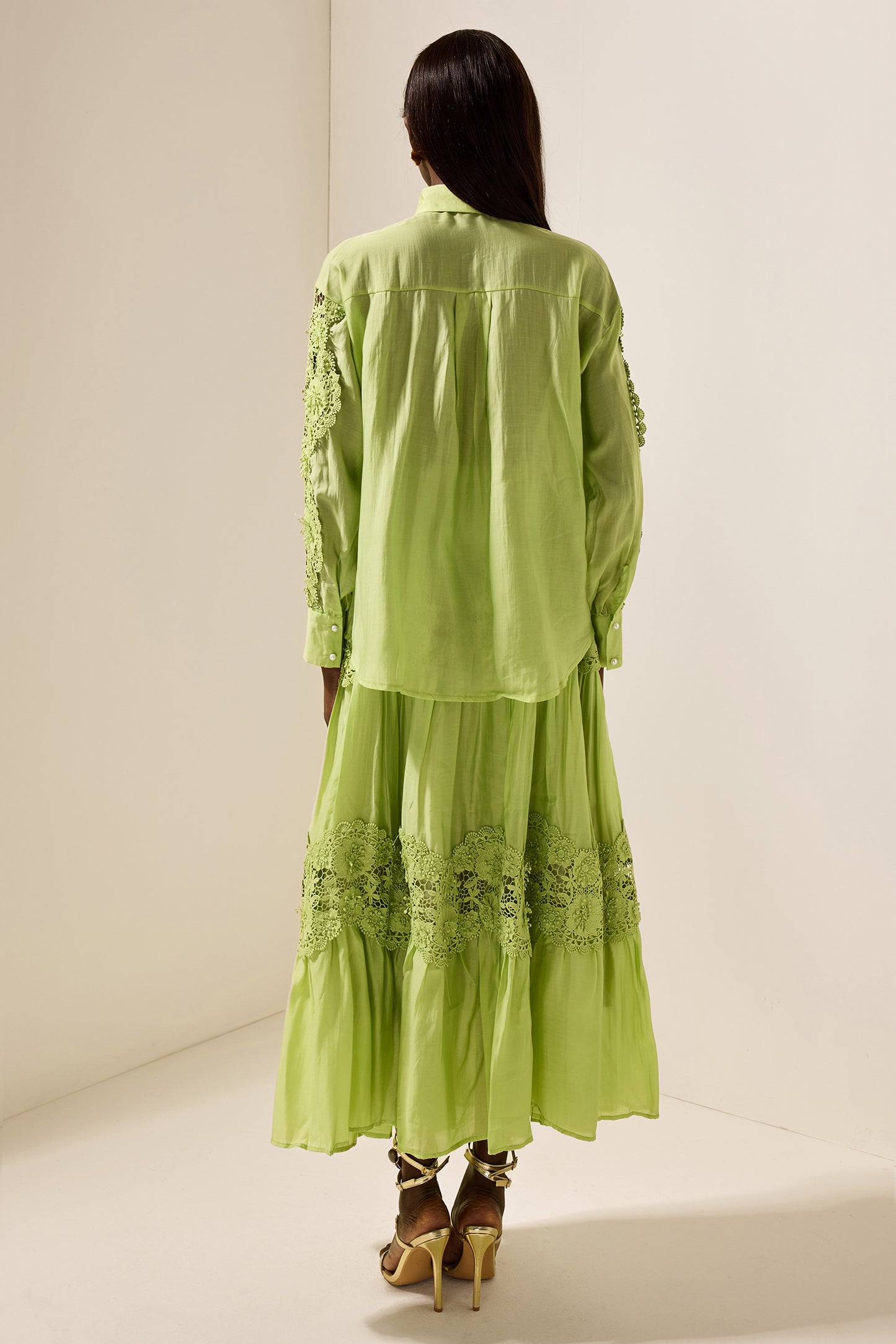 Conjunto de top liso con encaje bordado y falda midi de cintura media con encaje 