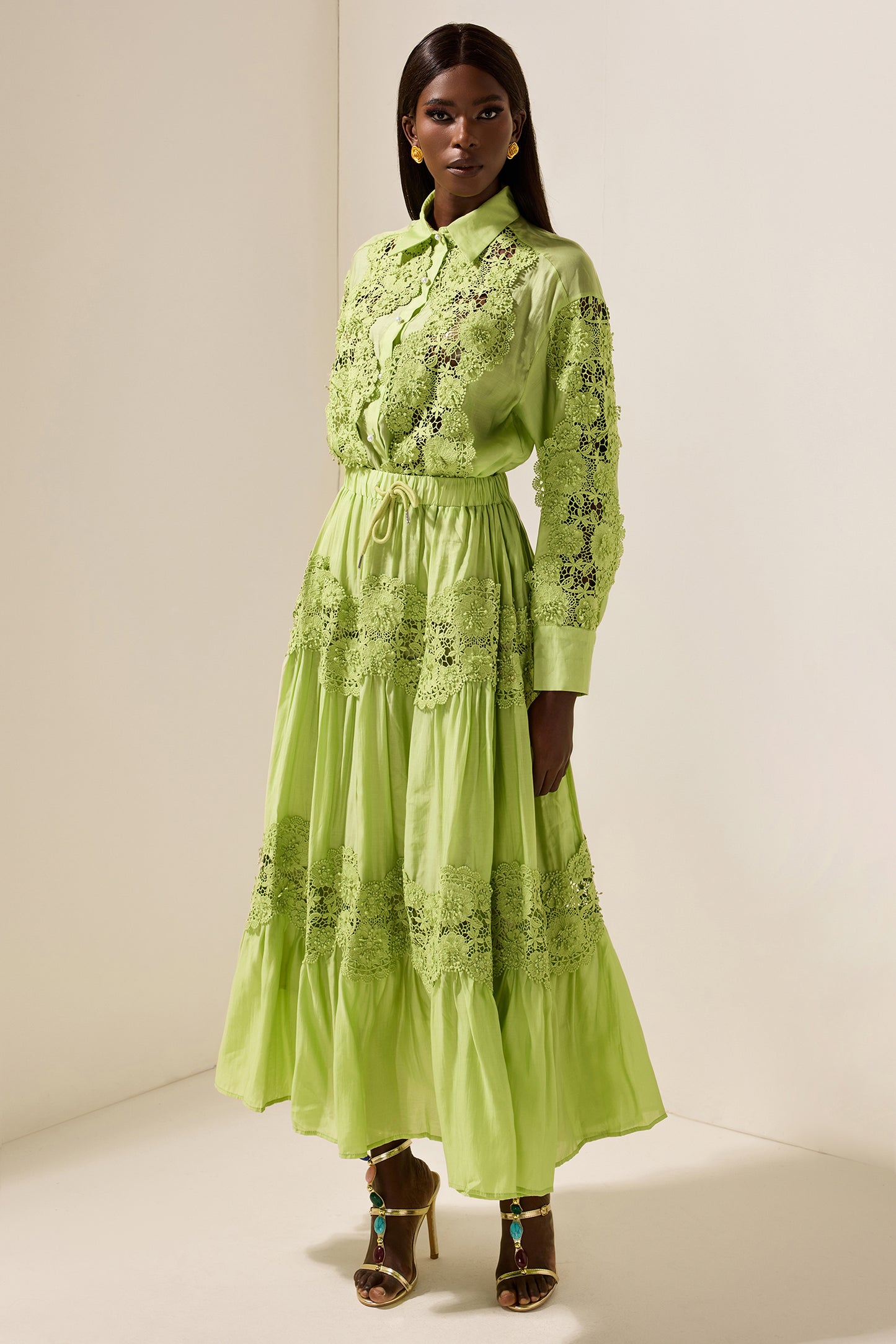 Conjunto de top liso con encaje bordado y falda midi de cintura media con encaje 