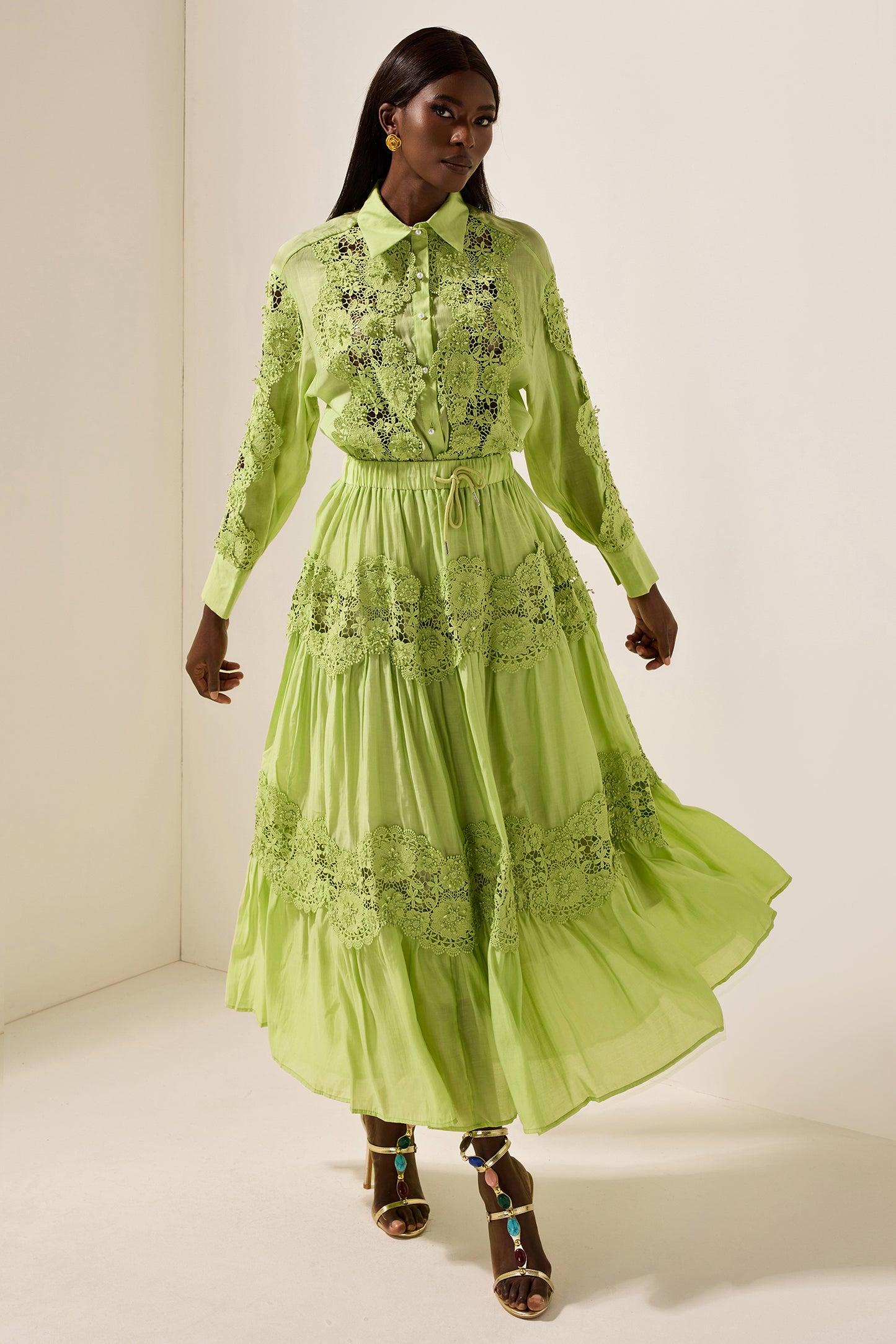 Conjunto de top liso con encaje bordado y falda midi de cintura media con encaje 