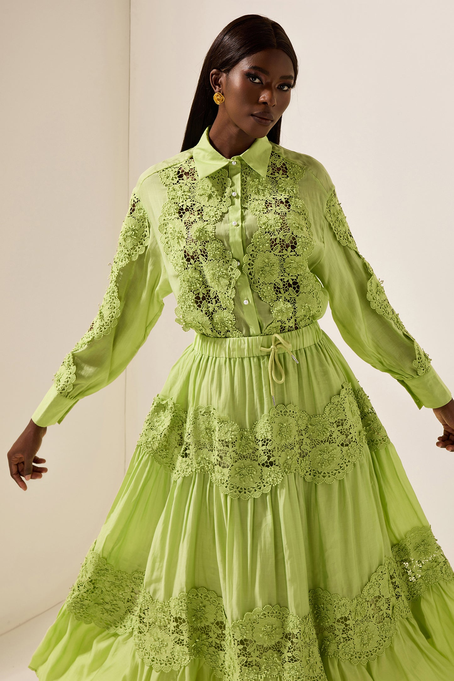 Conjunto de top liso con encaje bordado y falda midi de cintura media con encaje 