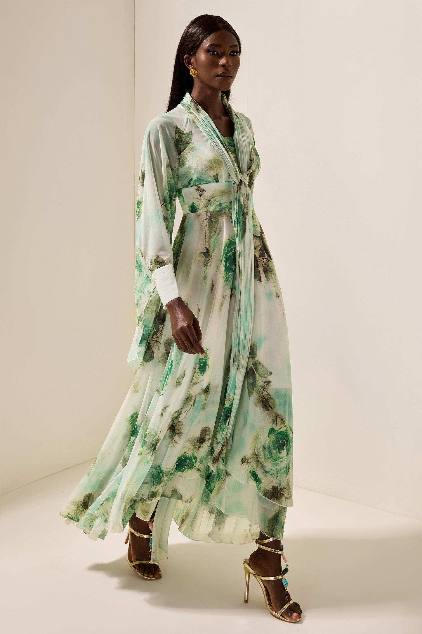 Vestido largo de manga larga con encaje floral 