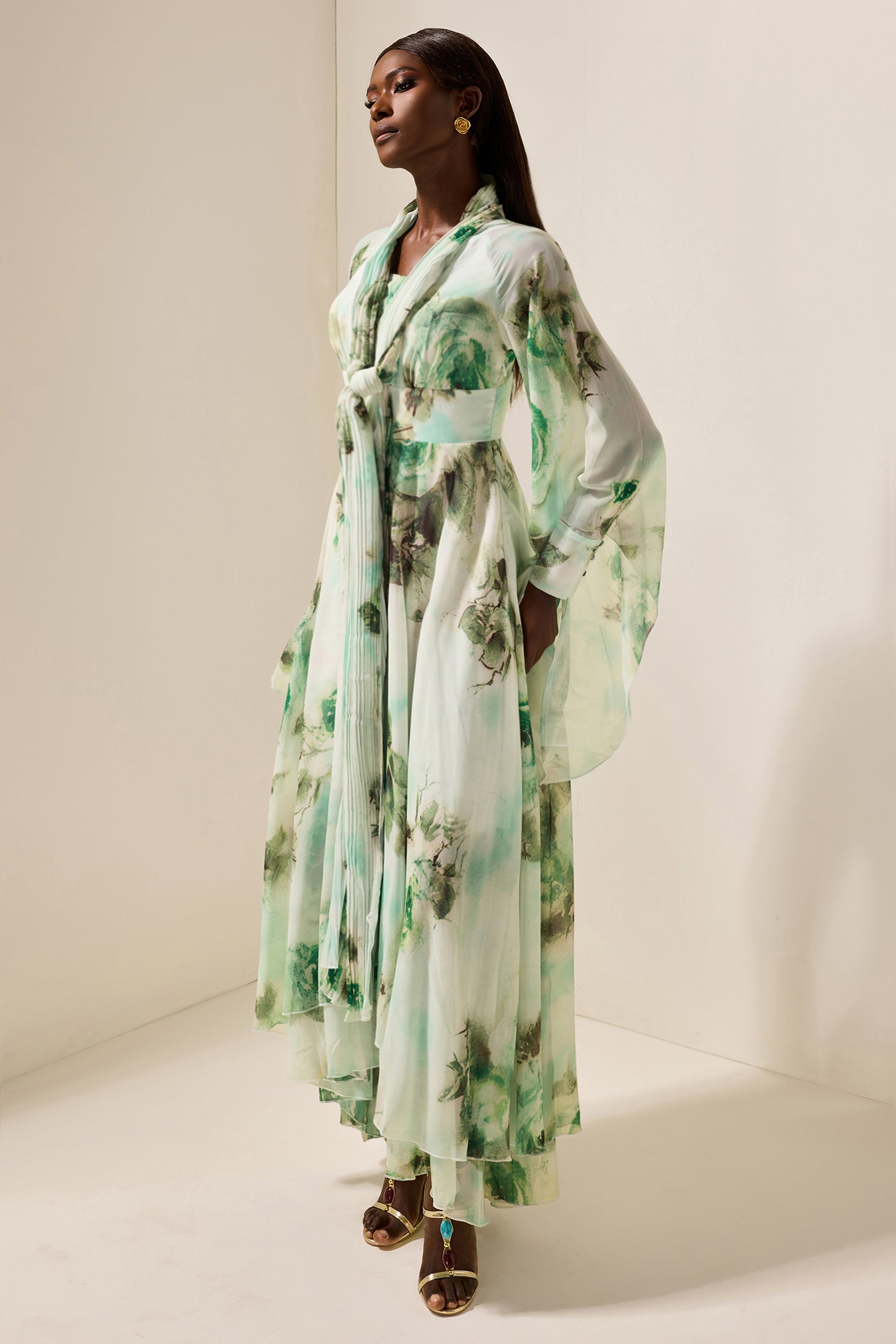 Vestido largo de manga larga con encaje floral 