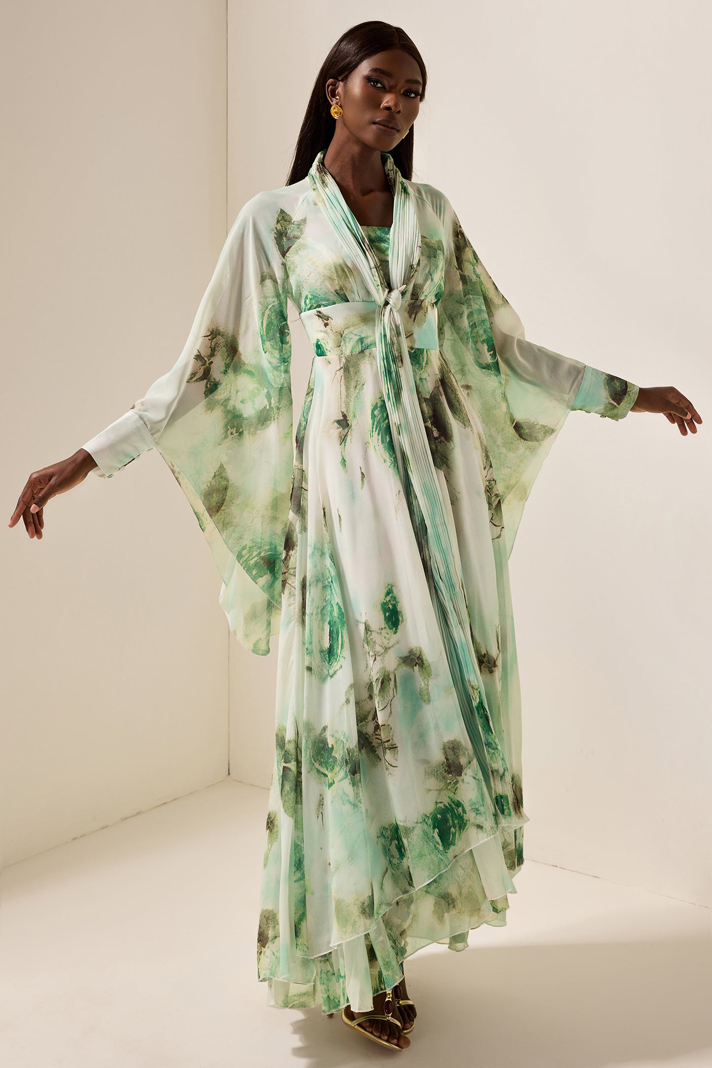 Vestido largo de manga larga con encaje floral 