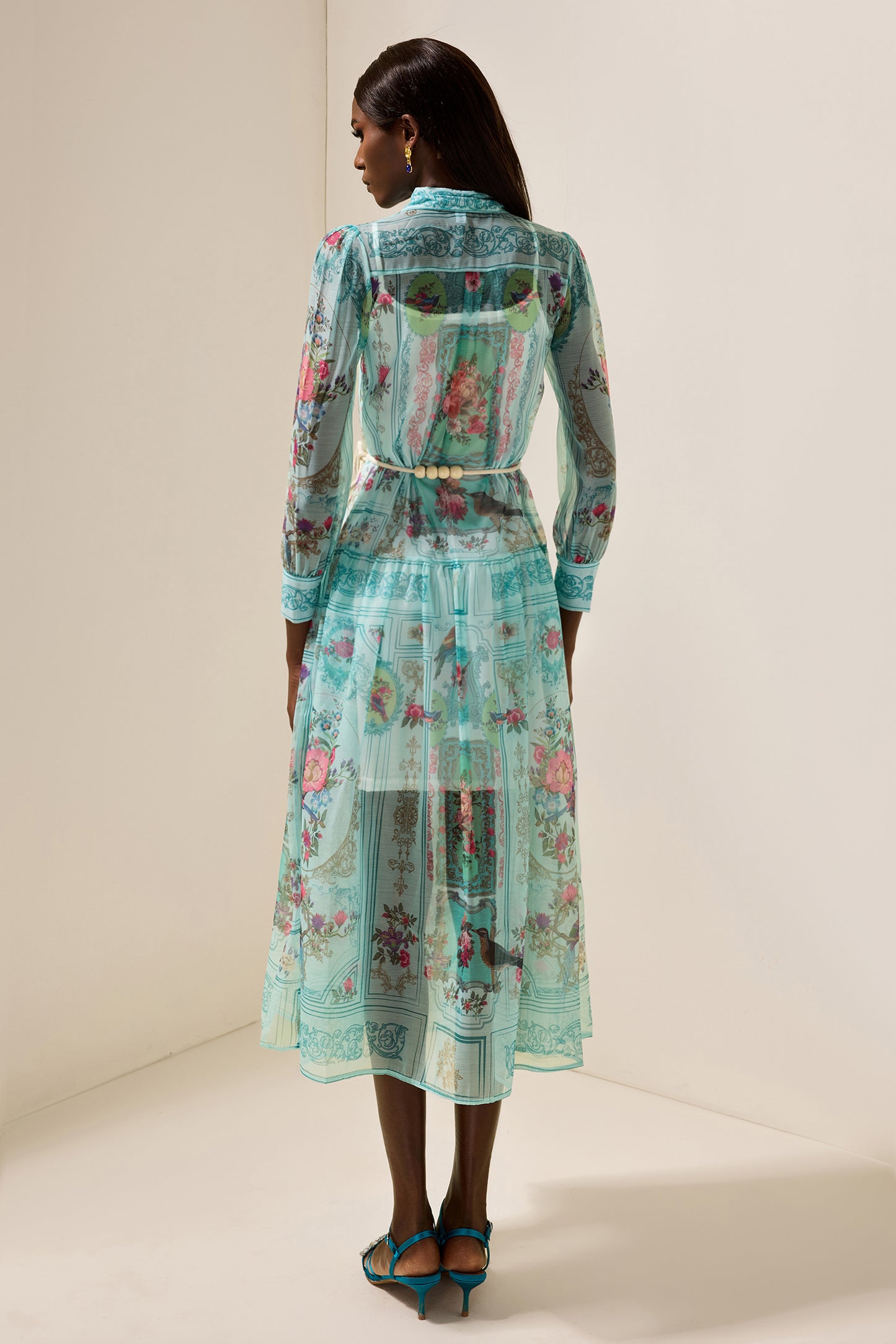 Vestido midi con cuello camisero, mangas farol y estampado floral 