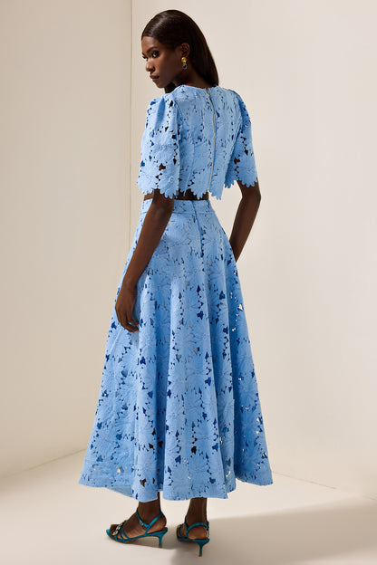 Conjunto de top liso bordado y falda bordada de cintura media 