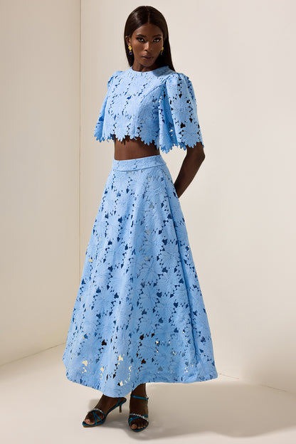 Conjunto de top liso bordado y falda bordada de cintura media 