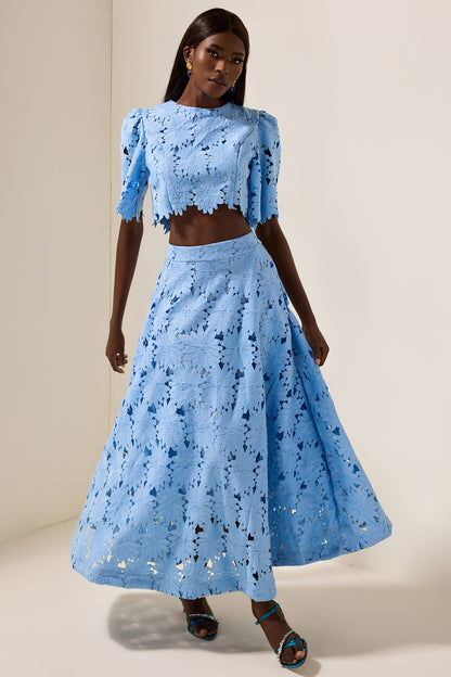 Conjunto de top liso bordado y falda bordada de cintura media 