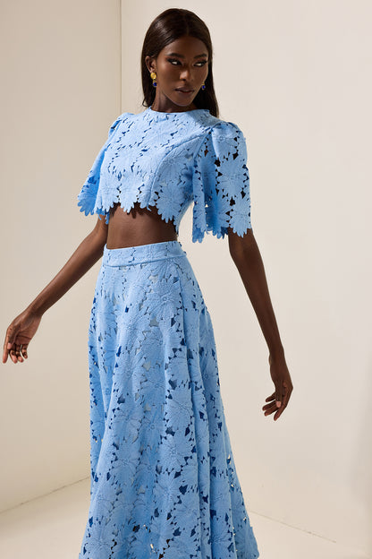 Conjunto de top liso bordado y falda bordada de cintura media 