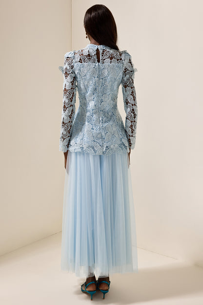 Conjunto de top liso bordado y falda midi de malla 