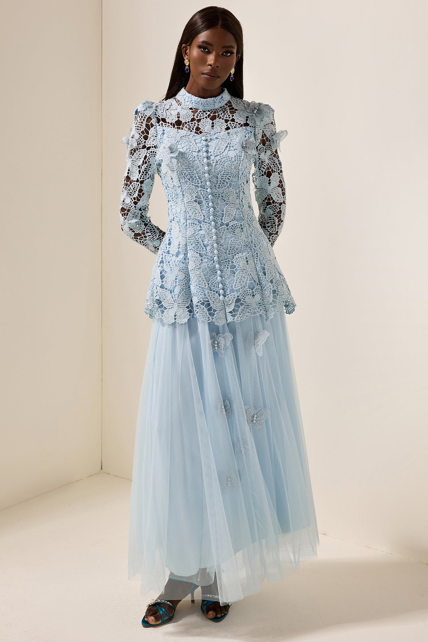 Conjunto de top liso bordado y falda midi de malla 