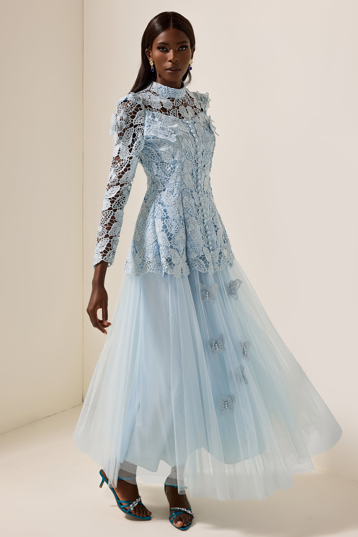 Conjunto de top liso bordado y falda midi de malla 