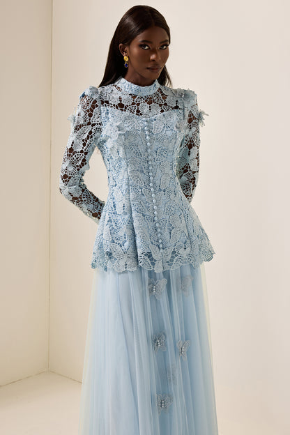 Conjunto de top liso bordado y falda midi de malla 