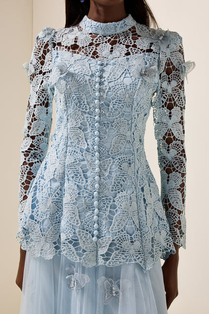 Conjunto de top liso bordado y falda midi de malla 