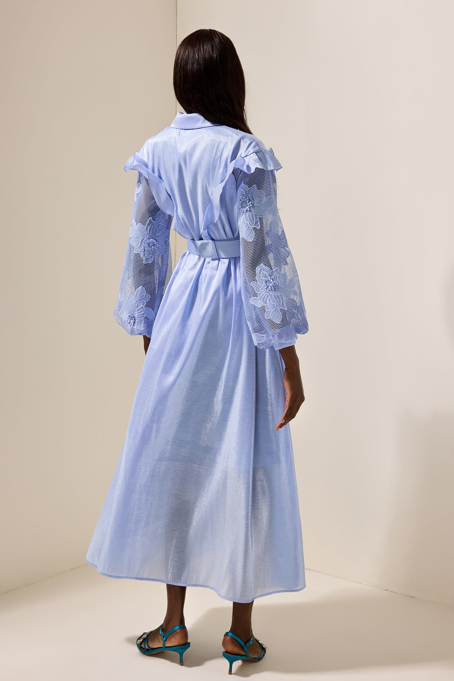 Vestido midi de encaje liso con volantes y cinturón 