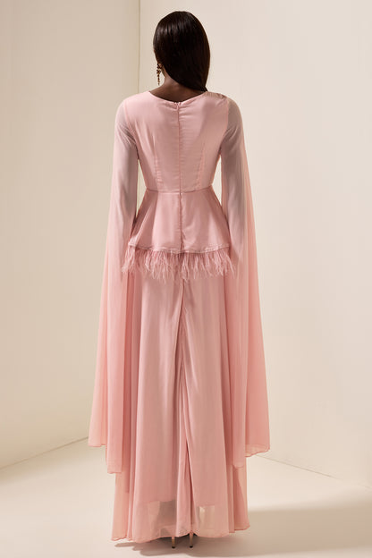 Vestido largo liso con plumas bordadas 