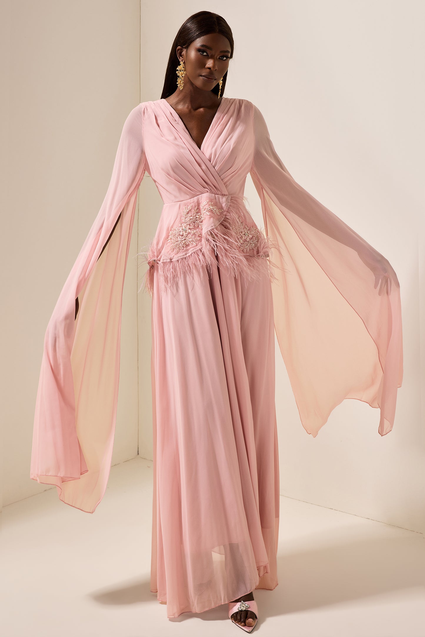 Vestido largo liso con plumas bordadas 