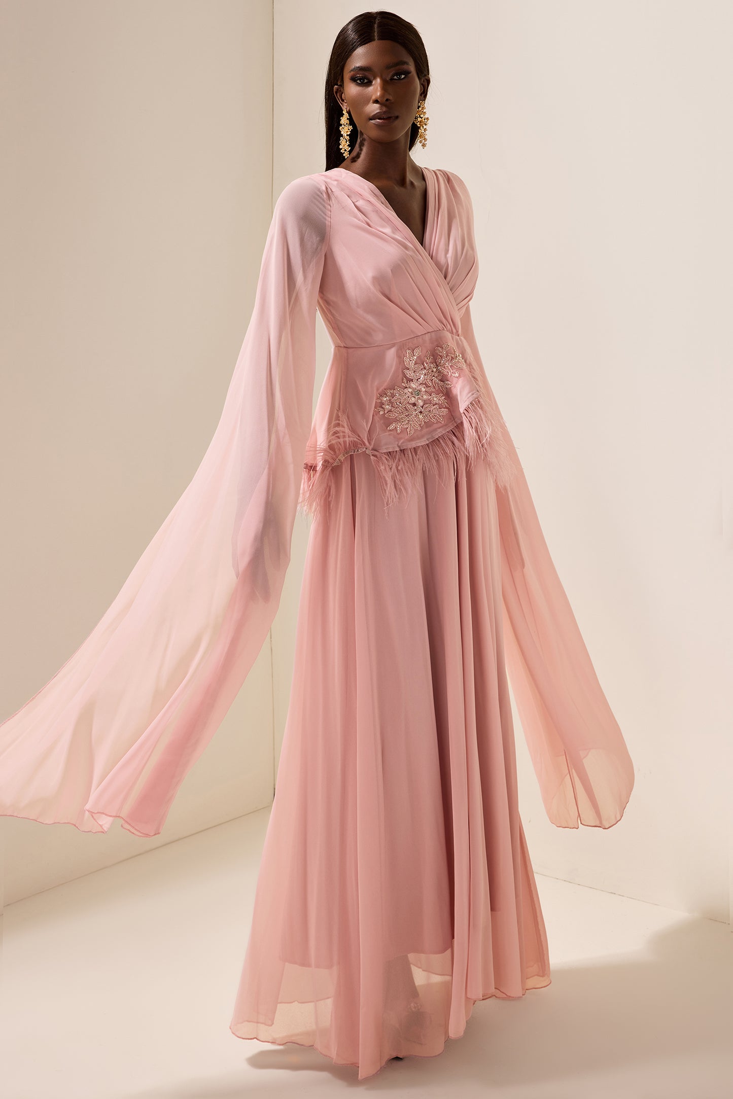 Vestido largo liso con plumas bordadas 